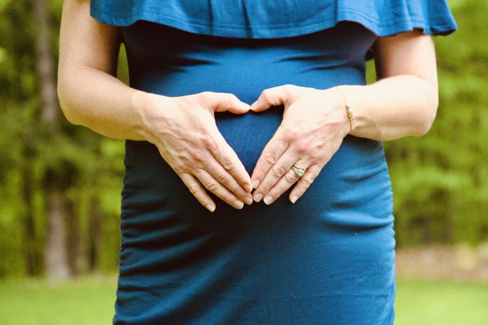 Maternity photo, hands forming a heart